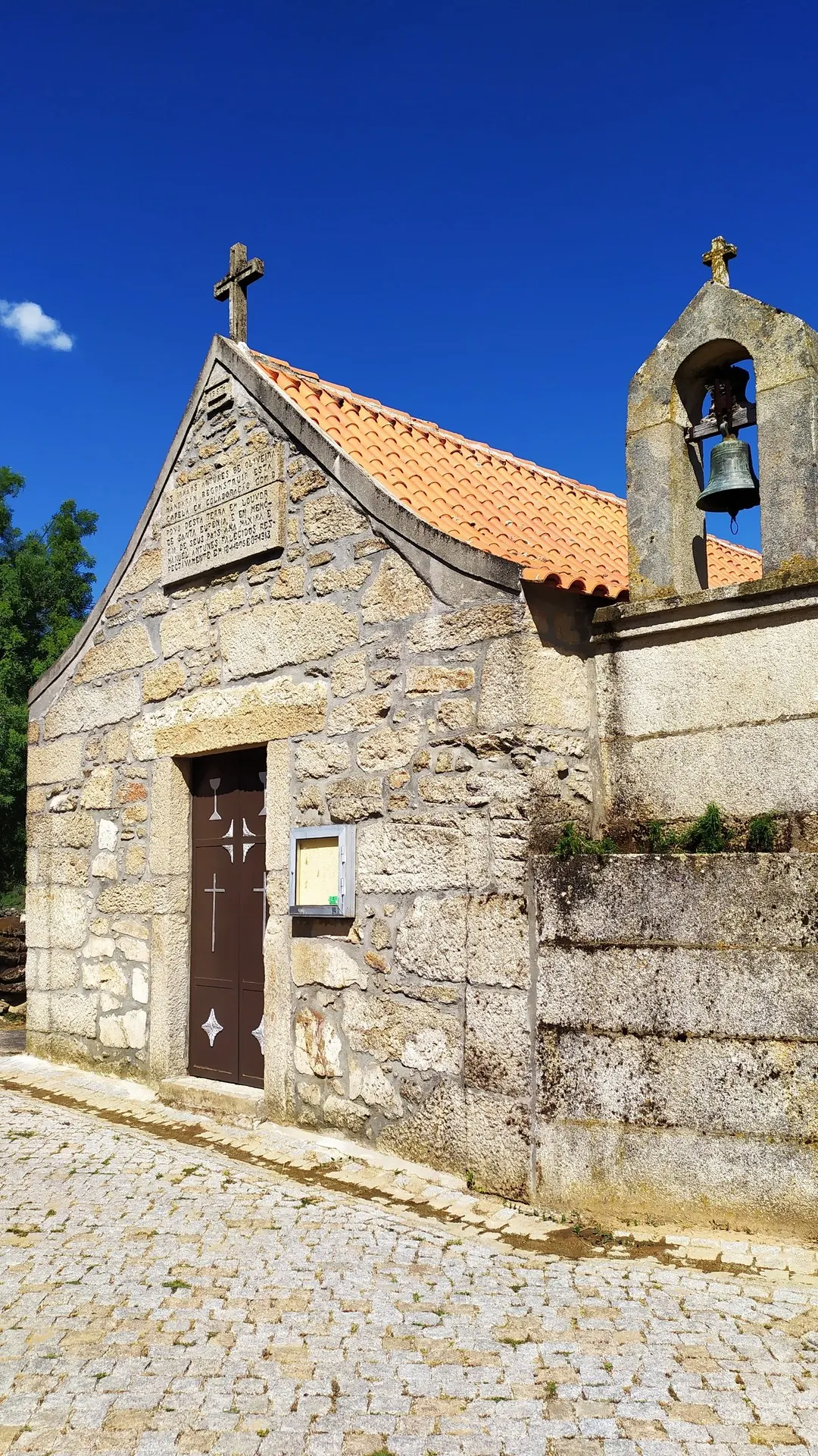 Património religioso em granito no Rochoso